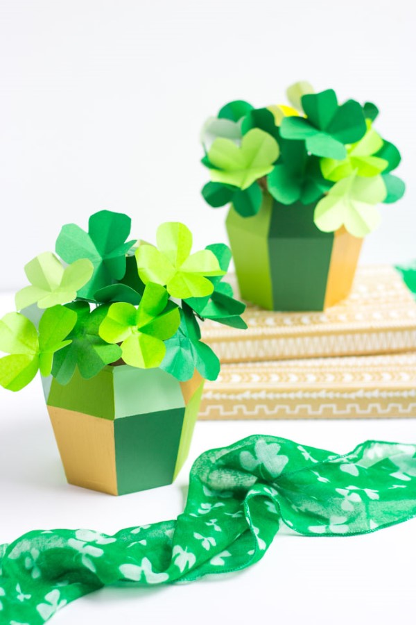 Kleeblatt basteln mit Kindern und Erwachsenen – Ideen und Anleitungen zum St. Patrick’s Day tischdeko mit klee papier