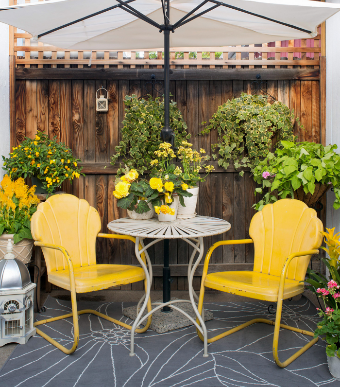 Kleinen Hinterhof gestalten Ton-in-Ton gelbe Outdoor-Möbel schöne gelbe Topfpflanzen