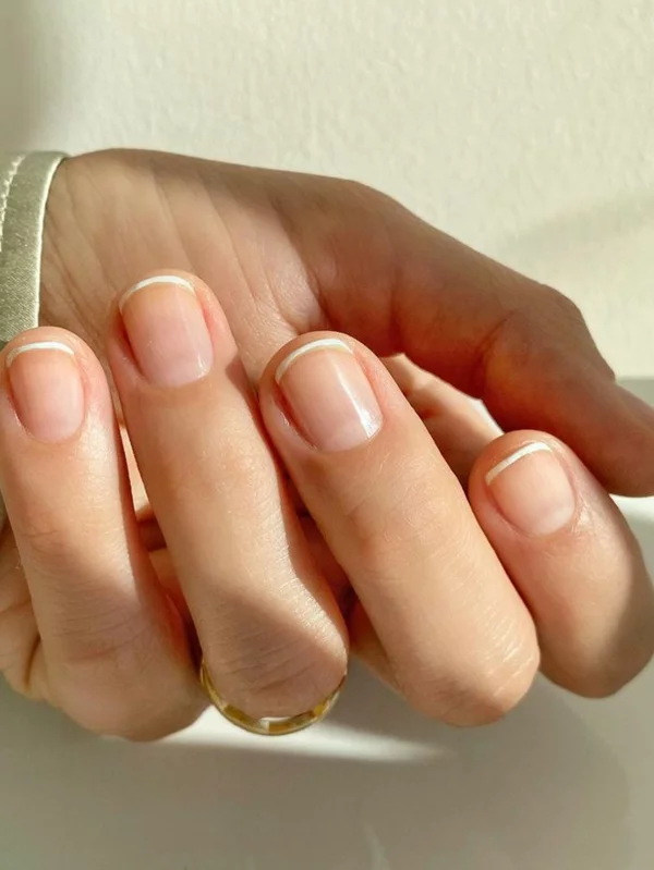 Micro Manicure Nageldesign Nageltrend schlicht Micro French