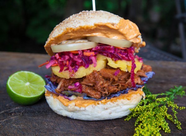 Pegane Ernährung – Der neueste Food-Trend-Kombi aus Paleo und Vegan hamburger mit fleisch und gemüse