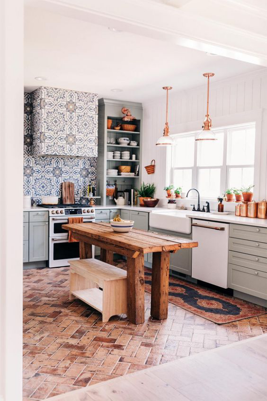Trends 2021 in der Inneneinrichtung Küche nachhaltige Materialien Fliesen Holztisch