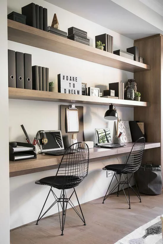 Trends 2021 in der Inneneinrichtung elegantes modernes Home Office einfache Formen gerade Linien gedeckte Farben Beige Schokoladenbraun