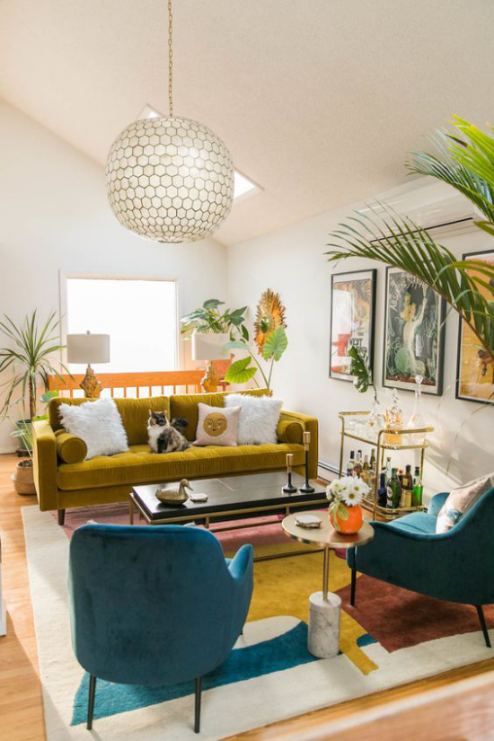 Trends 2021 in der Inneneinrichtung farbenfrohes Wohnzimmer gemütliche Atmosphäre zeitloses Design Individualität und Einzigartigkeit