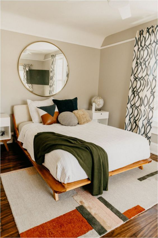 Trends 2021 in der Inneneinrichtung gemütliches Schlafzimmer runder Wandspiegel bequemes Bett zeitloses Design