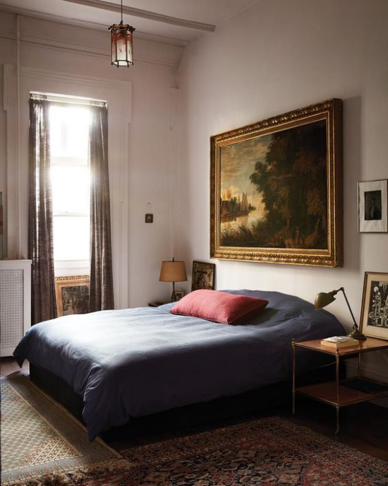 Trends 2021 in der Inneneinrichtung klassisches Schlafzimmer dunkle Farben Ölgemälde Traditionalismus im Interieur