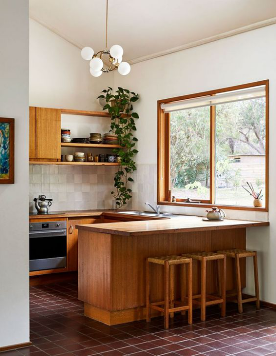 Trends 2021 in der Inneneinrichtung kleine Küche viel Holz klassisches Design einwandfreie Gestaltung