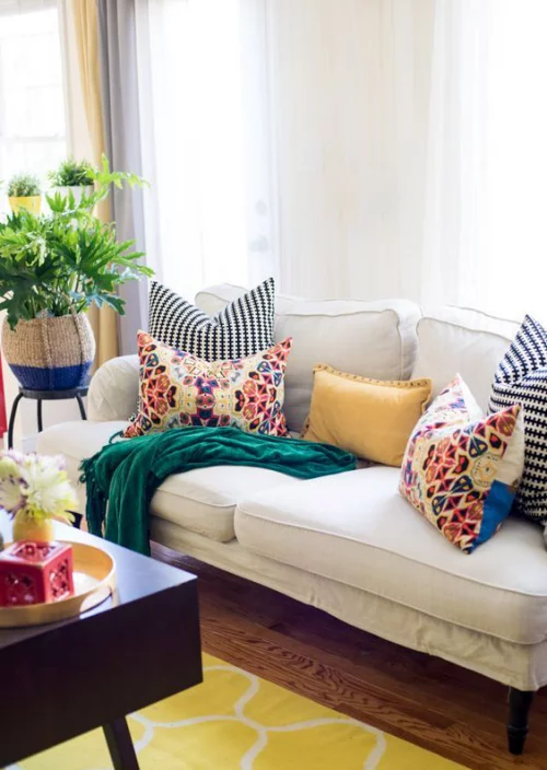 frühlingshafte Dekoideen für das Wohnzimmer helles Sofa bunte Akzente Kissen