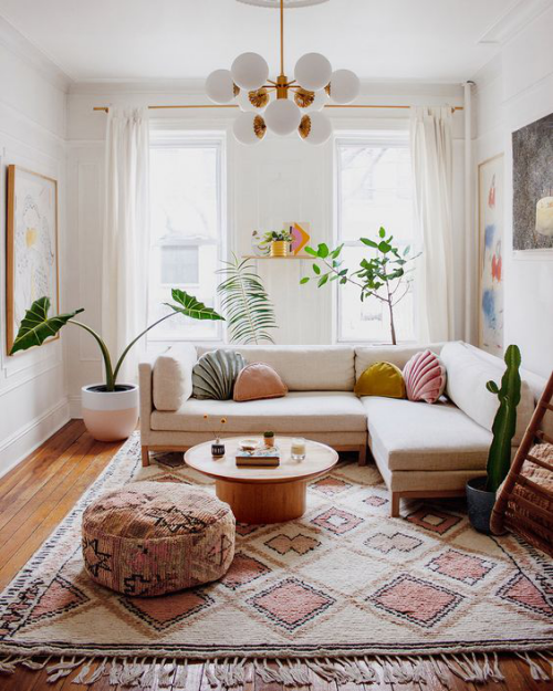 frühlingshafte Dekoideen für das Wohnzimmer schöner Raum in sanften Farben weicher Teppich Hocker