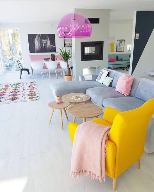 frühlingshafte Dekoideen für das Wohnzimmer weiter heller Wohnraum graues Sofa gelber Sessel als Akzent Hängeleuchte in Violett