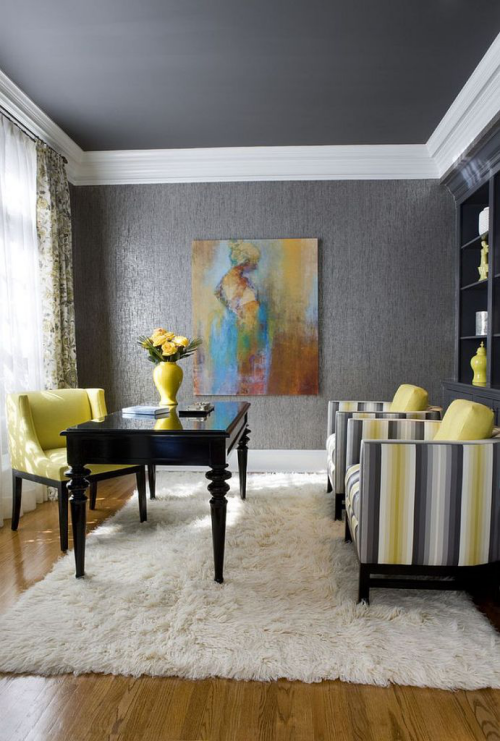 gelbe Akzente im Home Office Büro Inspiration künstlerische Gestaltung gelber Sessel schwarzer Tisch Wandgemälde gestreifte Sessel rechts