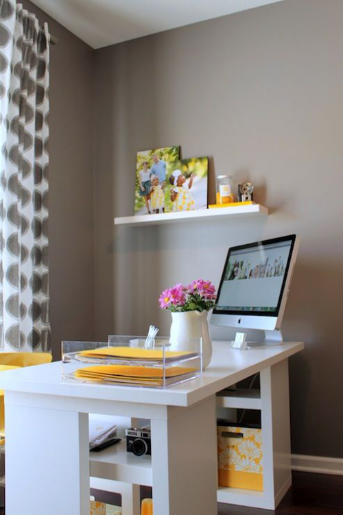 gelbe Akzente im Home Office Büro Inspiration verteilte gelbe Elemente frische visuelle Wirkung im Ambiente