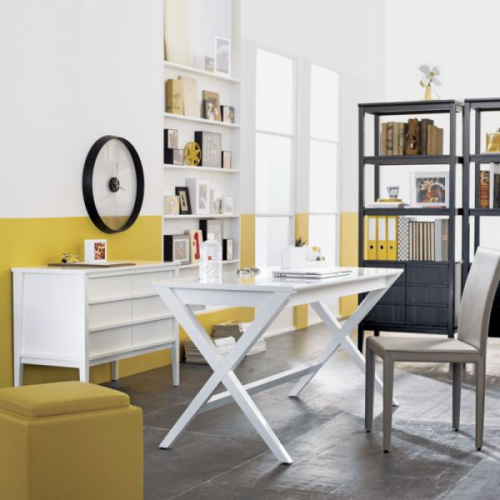 gelbe Akzente im Home Office Büro Inspiration weiße Büromöbel schwarzes Regal gelbe Wand Hocker sehr frische Raumatmosphäre