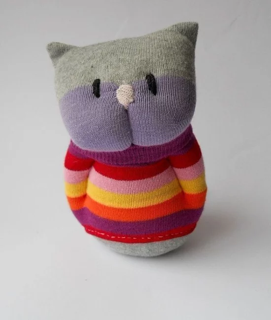 kleine DIY Katze aus alten, gestreiften Socken 