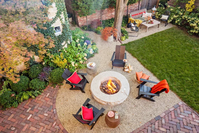 kleinen Garten gestalten Feuerstelle definitives Highlight vier Liegestühle interessante kreative Gartengestaltung