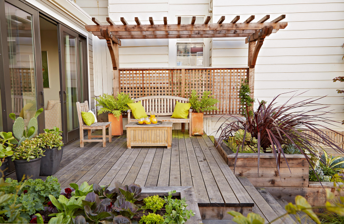  kleinen Garten gestalten offene Veranda gut zoniert Holzboden Überdach Sitzecke im Freien