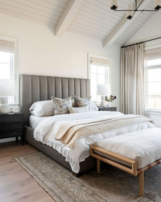kleines Schlafzimmer optisch erweitern Weiß mit neutralem Braun schöne Raumgestaltung Fenster Gardinen
