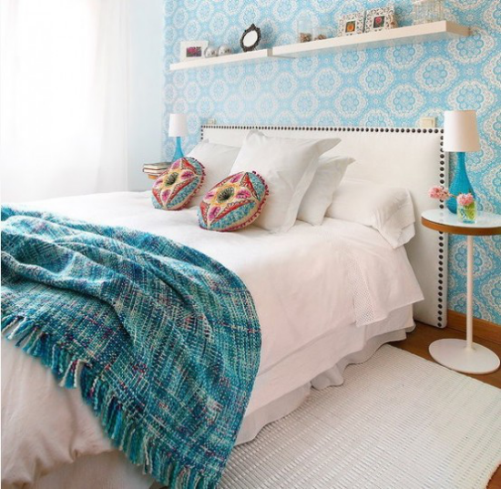 kleines Schlafzimmer optisch erweitern blau und weiß Deko Kissen mit ethnischen Mustern
