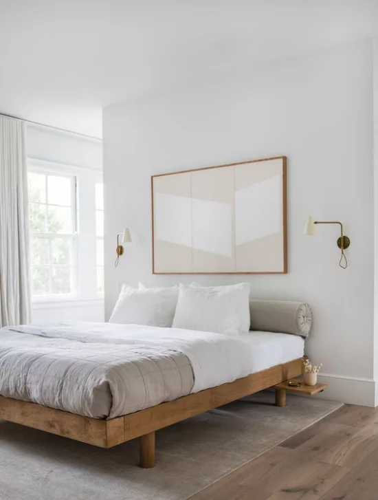 kleines Schlafzimmer optisch erweitern einfache Raumeinrichtung Gestaltung in hellen Farbtönen abstraktes Bild an der Wand
