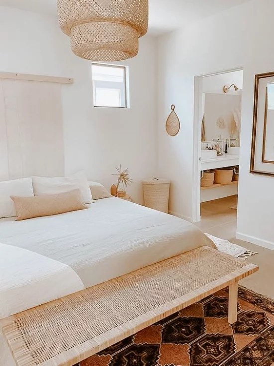 kleines Schlafzimmer optisch erweitern helles sehr ansprechendes Ambiente neutrale Farben schöne Raumgestaltung
