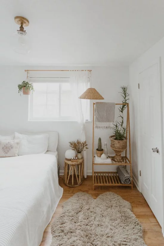 kleines Schlafzimmer optisch erweitern helles sehr gemütliches Ambiente Weiß verschiedene Braunnuancen zu viel Dekoration