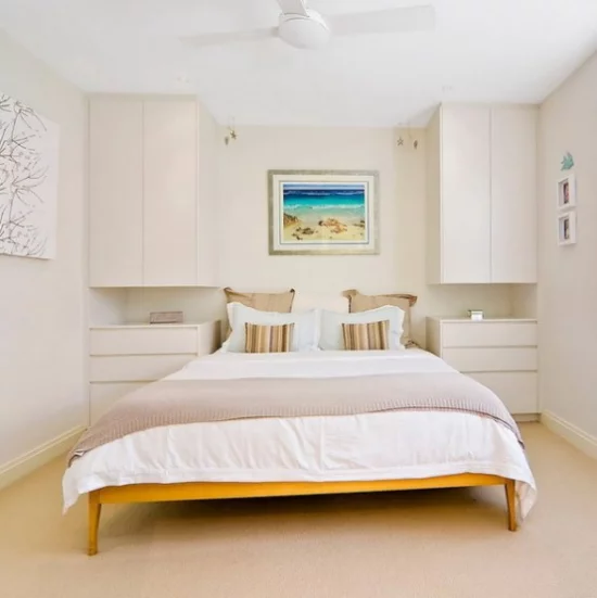 kleines Schlafzimmer optisch erweitern stilvoll gestaltet neutrale Farben dominieren