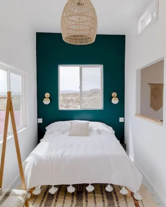 kleines Schlafzimmer optisch erweitern türkisfarbene Akzentwand Kontrast weiße Bettwäsche
