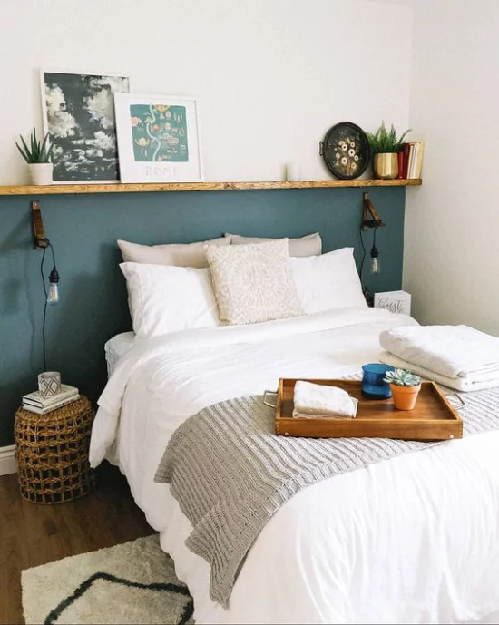 kleines Schlafzimmer optisch erweitern türkisfarbene Akzentwand kontrastiert weiße Bettwäsche