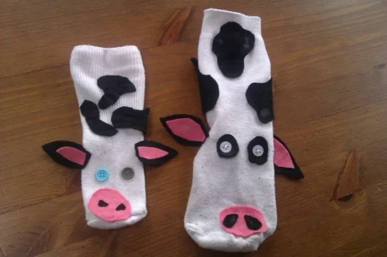 Socken-Kühe aus weißen Socken mit Filzstoff gebastelt