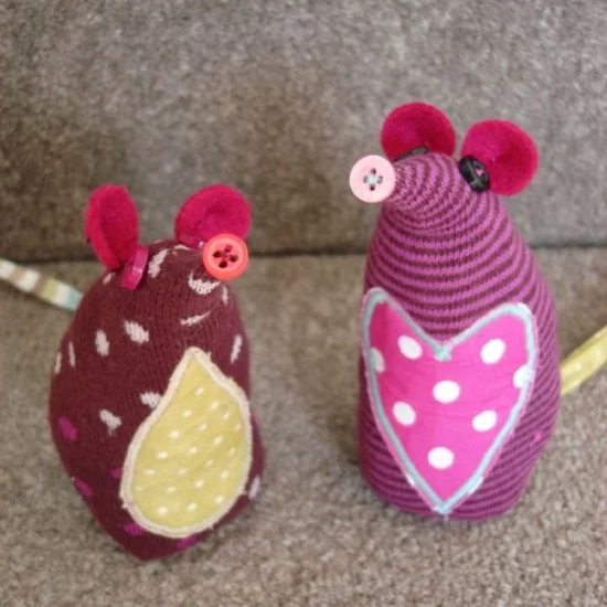 Sockentiere basteln - zwei bunte Mäuse aus Socken und Filz 