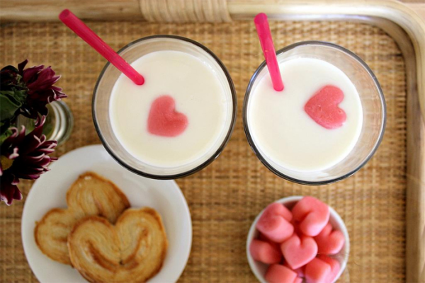 romantisches Frühstück zu zweit Leckeres in Herzform Kekse