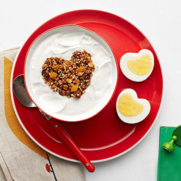 romantisches Frühstück zu zweit Müsli Joghurt gekochtes Ei in Herzform