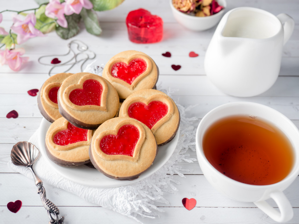 romantisches Frühstück zu zweit Tee kleine Kekse in Herzform herrliche Frühstücksidee