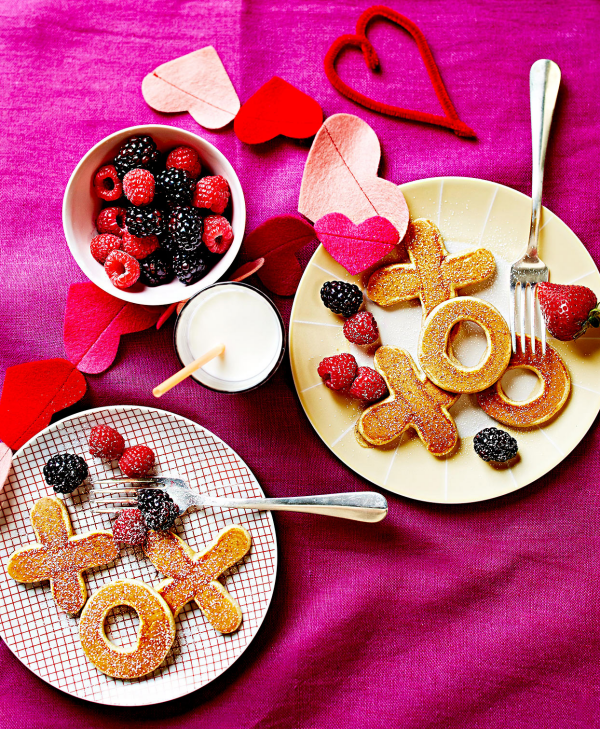 romantisches Frühstück zu zweit  Tischdecke und Dekoration in verschiedenen Rottönen kleine Häppchen Him-und Brombeeren