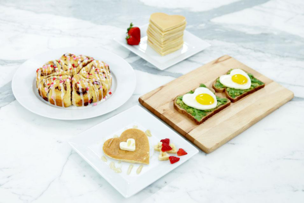 romantisches Frühstück zu zweit gsundes Essen in Herzform arrangiert hervorragende Idee nicht nur für frisch Verliebte