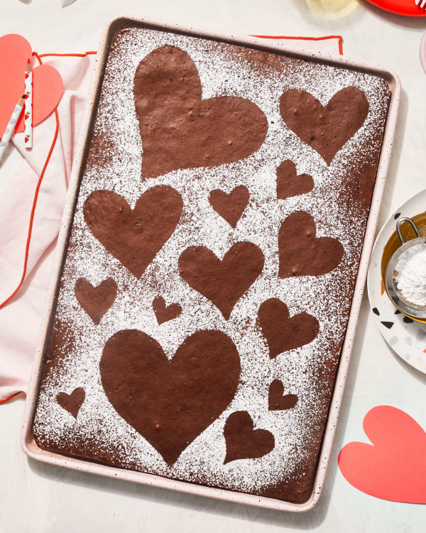  romantisches Frühstück zu zweit leckerer Kuchen mit Zucker und Kakao in Herzformen dekoriert