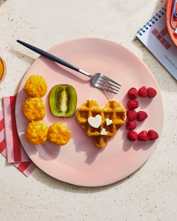 romantisches Frühstück zu zweit viel Buchstaben mit Beeren und Häppchen formen kleine Details sind wichtig