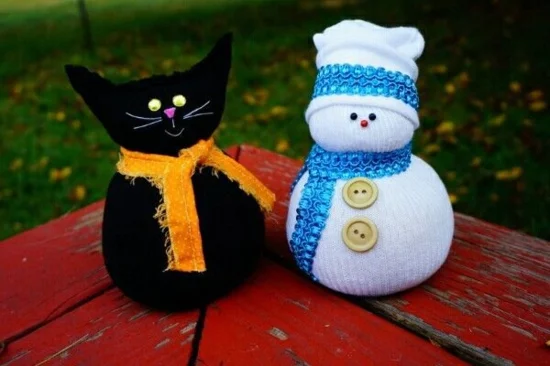 schwarze Katze und Schneemann aus alten Socken 