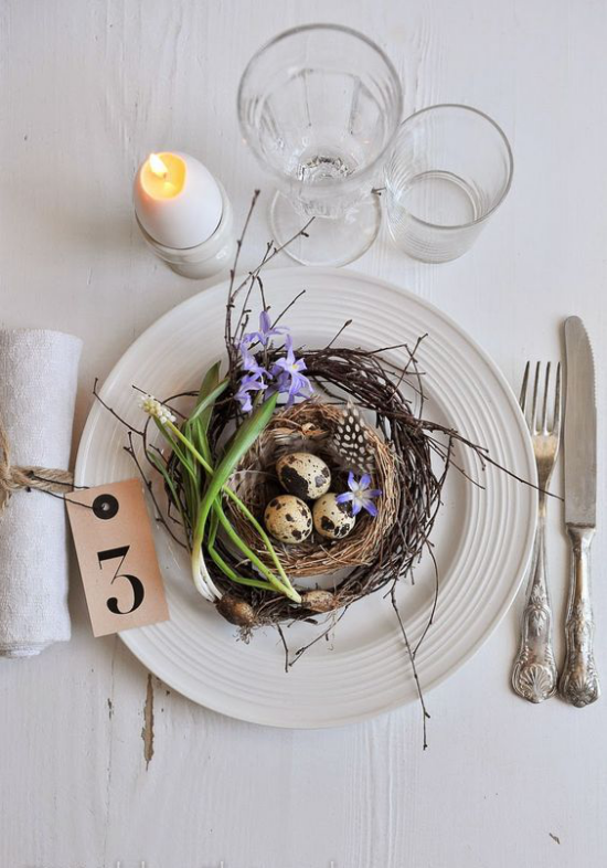 skandinavische Frühlingsdeko Tisch Teller Vogelnest Ostern ist das