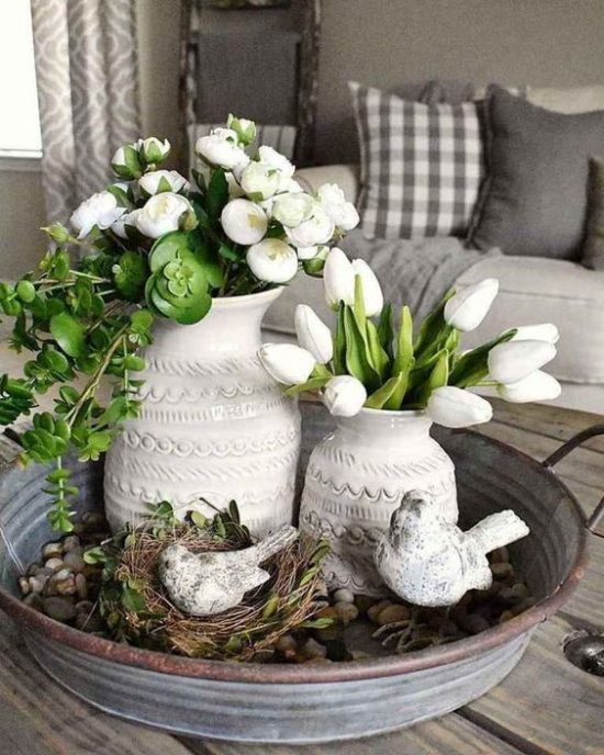 skandinavische Frühlingsdeko Tischdeko weiße Tulpen weiße Blüten viel Grün Nester Vögel