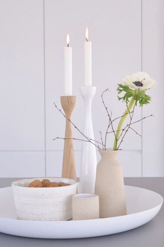 skandinavische Frühlingsdeko Vasen in hellen Farben weiße Blume schlichte Eleganz Natürlichkeit pur zwei kerzen