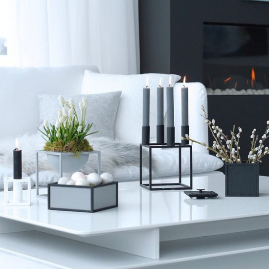 skandinavische Frühlingsdeko elegantes Wohnzimmer weiße Möbel graue Kerzen weiße Blüten