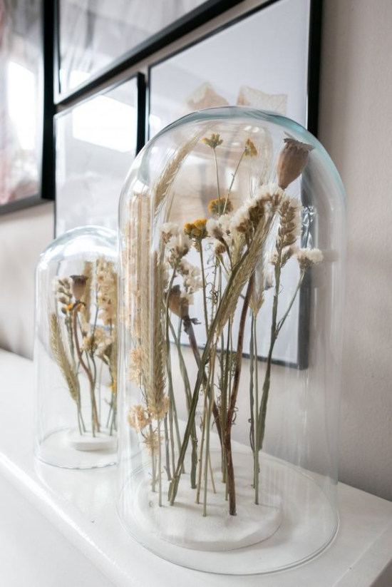 skandinavische Frühlingsdeko getrocknete Gräser unter Glashaube rustikales Arrangement
