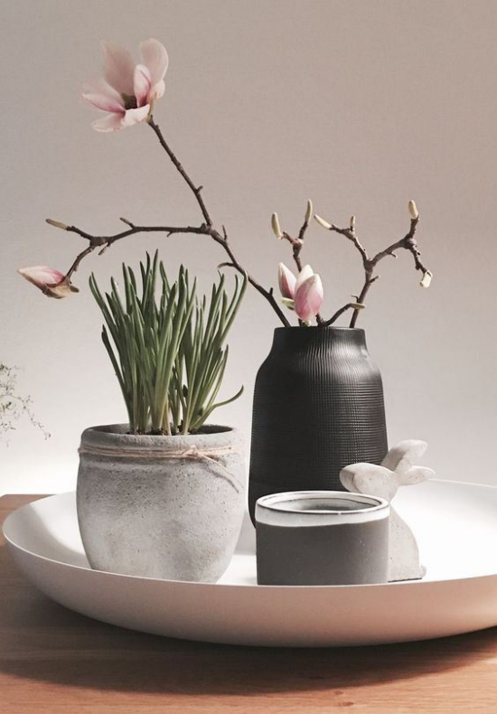 skandinavische Frühlingsdeko hellrosa Blüten schwarze Vase andere Deko Artikel Hase Vasen