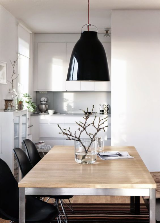 skandinavische Frühlingsdeko moderne Küche Hängelampen helles Holz Vase mit blühenden Zweigen