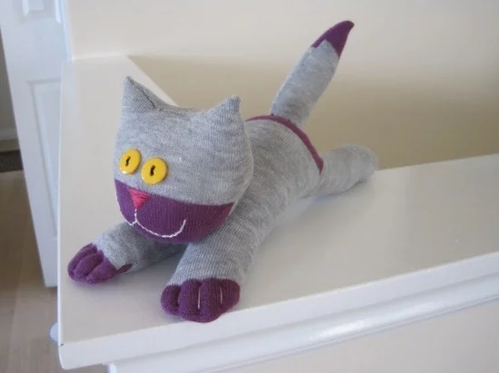 DIY Katze als Kuscheltier aus alten Socken in Lila und Grau 