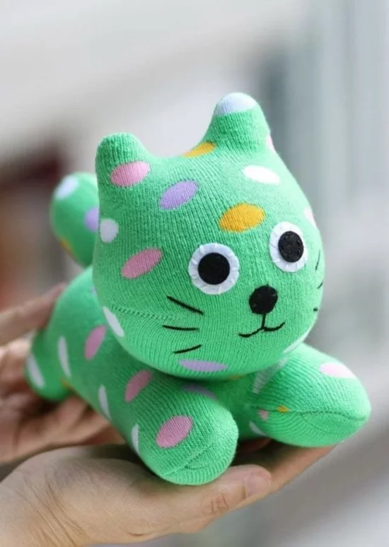 süße DIY Katze aus grünen, gepunkteten Socken 