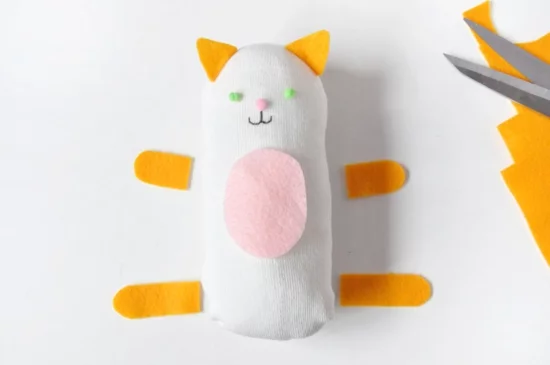 Sockentiere basteln - Katze aus Socken und Filzpapier