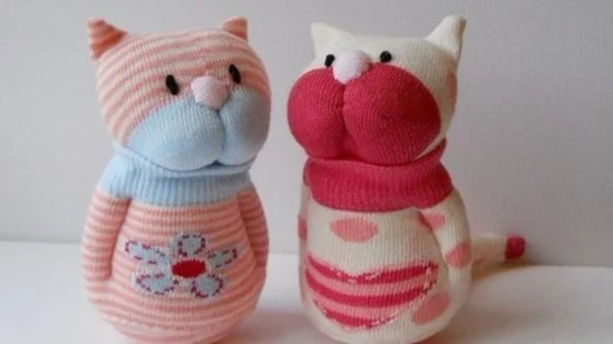 zwei süße Katzen aus alten bunten Socken gebastelt 