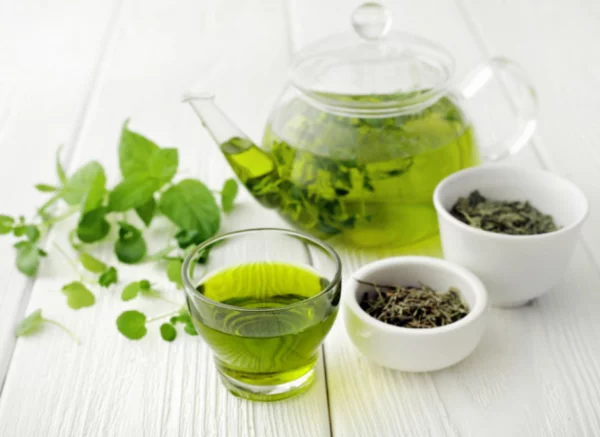 vitalisierende Tees Grüntee beliebter Muntermacher gegen Frühjahrsmüdigkeit