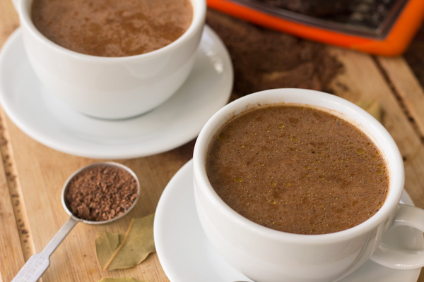 vitalisierende Tees Kakaoschalentee sieht heißer Schokolade ähnlich aus